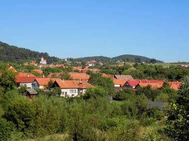 Doğada yaprak döken ormanlar arasında Köyü