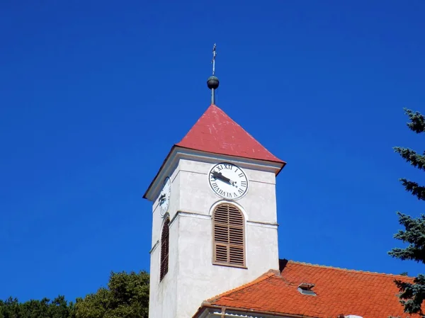 Torre de la iglesia y cielo azul —  Fotos de Stock