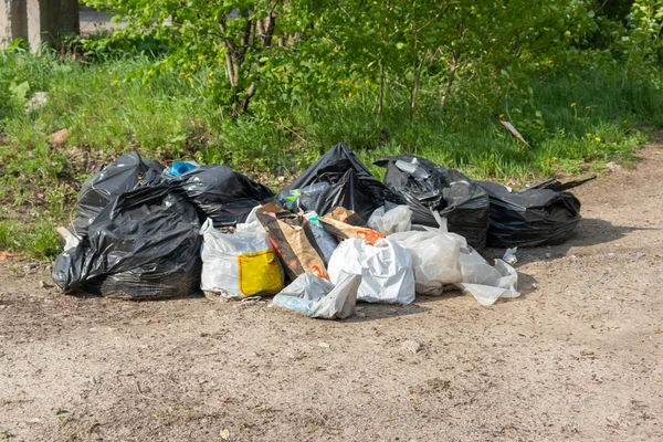 Beaucoup Sacs Poubelle Sur Route Par Une Journée Été Ensoleillée — Photo