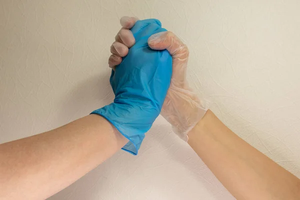Zwei Hände Medizinischen Handschuhen Halten Sich — Stockfoto