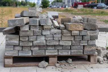 Ahşap bir standın üzerindeki kırık beton döşemeler. Yaklaş.