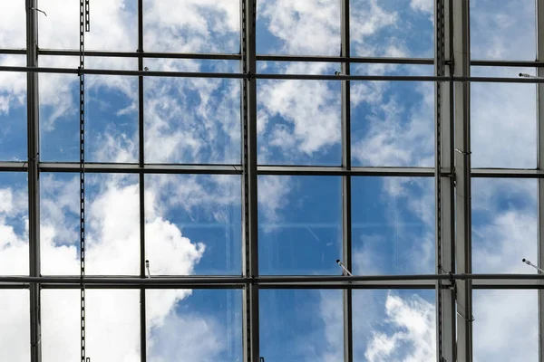 ショッピングセンターのガラス天井 近代的な建物の屋根 天井からは曇り空が見えます — ストック写真