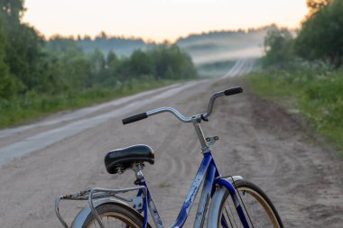 Güzel bir köyün arka planında eski bir bisiklet.