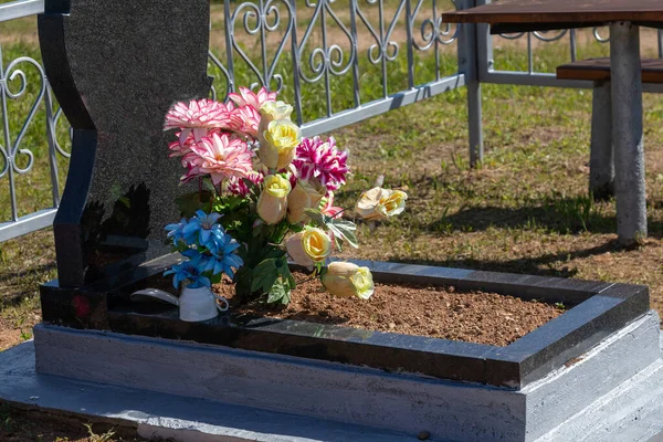 Grave Flowers Close Sunny Day — Stock Photo, Image