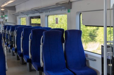 Mavi döşemeli boş bir tren vagonu. seyahat kavramı