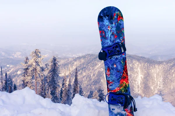 Blå Snowboard Bakgrunden Bergen Närbild Begreppet Aktiv Rekreation — Stockfoto