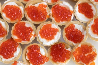 Tereyağlı ve kırmızı havyarlı sandviçler. tablo ayarlama kavramı