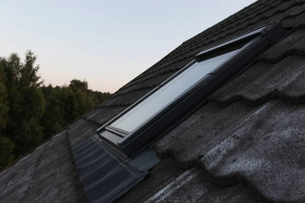 Okno Pochyły Dach Zewnątrz Zmierzch Wieczór — Zdjęcie stockowe