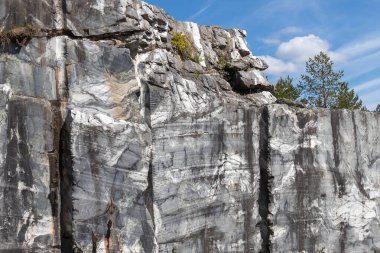 İlkbaharda Karelia 'daki mermer kanyonda mermer levhaların pürüzsüz kesimi
