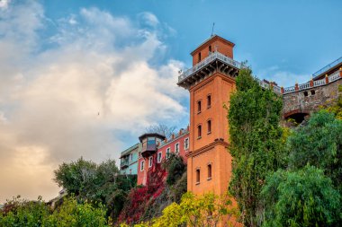 İzmir, Türkiye - 24 Kasım 2020: İzmir 'in Konak ilçesindeki Tarihi Asansör. İzmir 'in tarihi asansörlü güzel üst manzarası.