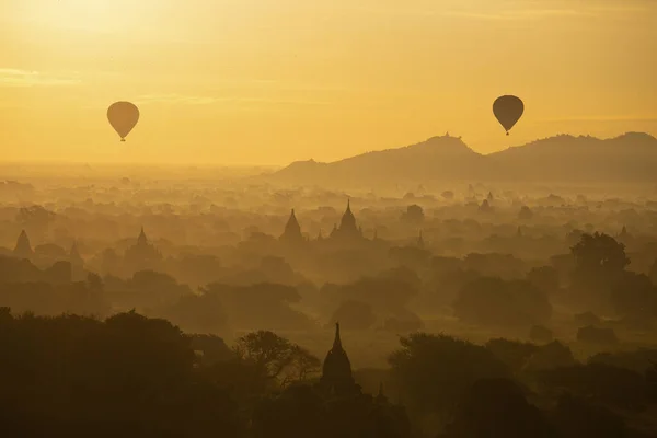 Balón Letící Nad Pagodou Dopoledních Hodinách Bagan Myanmar — Stock fotografie