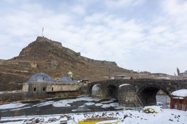 Türkiye 'nin Kars kentindeki Kars şatosuna bakın. Kars, Türkiye 'nin kuzeydoğusunda, Ermeni sınırına yakın bir vilayet..