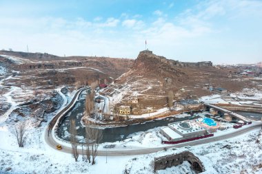 Türkiye 'nin Kars kentindeki Kars şatosuna bakın. Kars, Türkiye 'nin kuzeydoğusunda, Ermeni sınırına yakın bir vilayet..