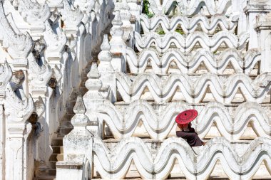 Mingun, Mandalay, Mingun, Mandalay, Myanmar, 16 Kasım 2021: Myanmar tapınağında duran keşişler,
