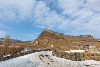 Türkiye 'nin Kars kentindeki Kars şatosuna bakın. Kars, Türkiye 'nin kuzeydoğusunda, Ermeni sınırına yakın bir vilayet..