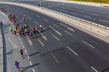 İstanbul, Türkiye - 11 Kasım 2018: 40. Bir yarışta iki kıtayı kapsayan İstanbul maratonu. Maraton Asya yakasında başlıyor ve İstanbul'un Avrupa yakasında bitiyor.