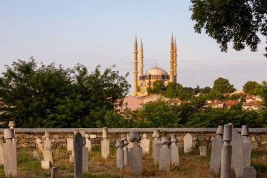 Edirne, Türkiye, 23 Temmuz 2021: Selimiye camisi, Avrupa 'nın en büyük Müslüman tapınağı, Türkiye' nin Edirne kentinin merkezinde.