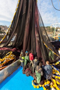 Türkiye 'nin İstanbul kenti, 4 Şubat 2017: balıkçılık sezonu açıldı tamir edilmiş balık ağları açıldı ve balıkçılar denize açılmaya hazır