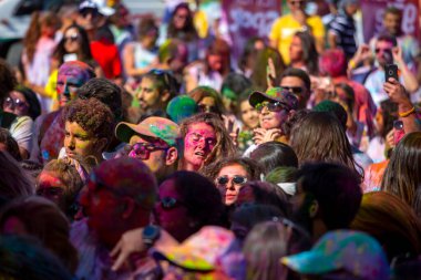 İstanbul, Türkiye - 08 Eylül 2019: İstanbul 'da Gökyüzü Renkli Koşu sırasında insanlar renkli eğleniyor