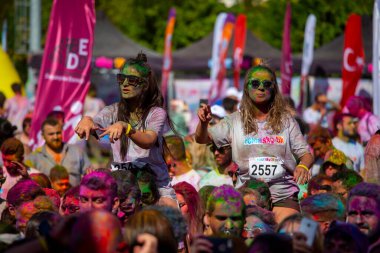 İstanbul, Türkiye - 08 Eylül 2019: İstanbul 'da Gökyüzü Renkli Koşu sırasında insanlar renkli eğleniyor