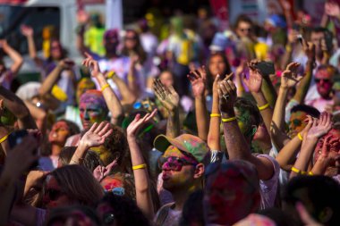 İstanbul, Türkiye - 08 Eylül 2019: İstanbul 'da Gökyüzü Renkli Koşu sırasında insanlar renkli eğleniyor