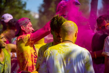 İstanbul, Türkiye - 08 Eylül 2019: İstanbul 'da Gökyüzü Renkli Koşu sırasında insanlar renkli eğleniyor