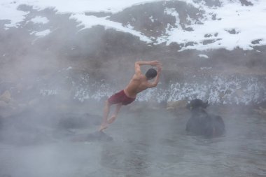 Bitlis, Türkiye, 22 Ekim 2019: Giden Guroymak kaplıcalarında, yerel halk evcil hayvanlarıyla birlikte şifalı suya giriyor.