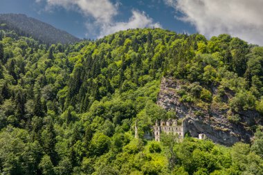 Vazelon Manastırı Trabzon Macka 'da kullanılmayan tarihi bir manastır..