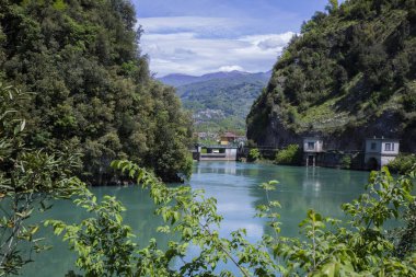 Tuscany, İtalya 'da Turrite Cava Gölü 