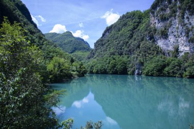 Tuscany, İtalya 'da Turrite Cava Gölü 