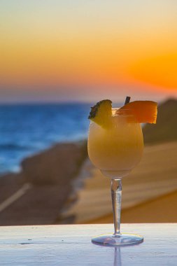  Yaz kokteyli denizin üstünde günbatımının arka planında