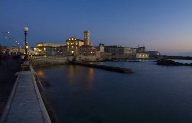 Günbatımından hemen sonra Livorno 'nun deniz önü, Toskana İtalya