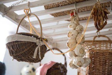 Orijinal kır tavanı dekorasyonu. Sepet, soğan, kırmızı biber.