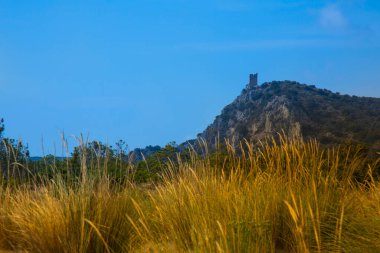 Maremma bölge parkındaki dağın tepesindeki Deniz Kalesi.
