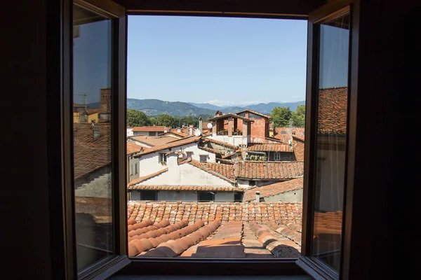 Vista Uma Janela Aberta Telhado Das Casas Cidade Velha Lucca — Fotografia de Stock