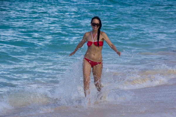 Gelukkig Meisje Vakantie Loopt Spray Van Zee — Stockfoto