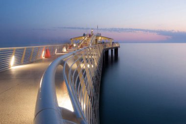 Lido di Camaiore Tuscany rıhtımında yaz balinasıyla gün batımından sonra