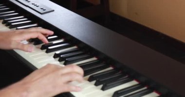 Piyano çalan amatör erkek piyanist.