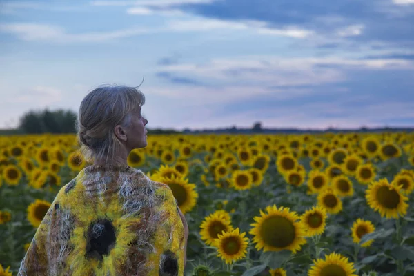 Campo Girassol Bela Mulher Idosa Admira Céu Por Sol — Fotografia de Stock