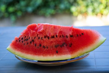 Büyük bir karpuz dilimi Yazın bahçede bir masada