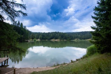Dağ Gölü Tret yazın İtalya 'da Trentino' da