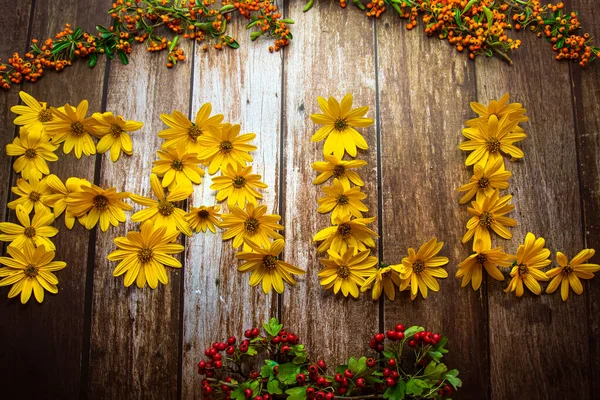 Φθινόπωρο Έννοια Λέξη Φθινόπωρο Που Ορίζονται Κίτρινα Λουλούδια Ξύλινο Φόντο — Φωτογραφία Αρχείου