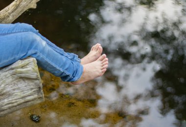 Çocuklar suyun üstünde kotun içinde çıplak ayakla