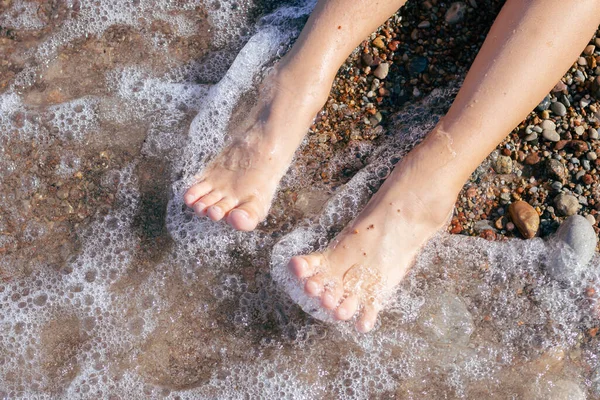 Der Nackte Fuß Eines Kleinen Mädchens Der Meereswelle Sommerzeit Sommerurlaub — Stockfoto