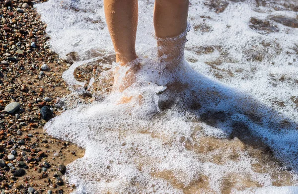 Die Nackten Füße Eines Kindes Der Meereswelle — Stockfoto