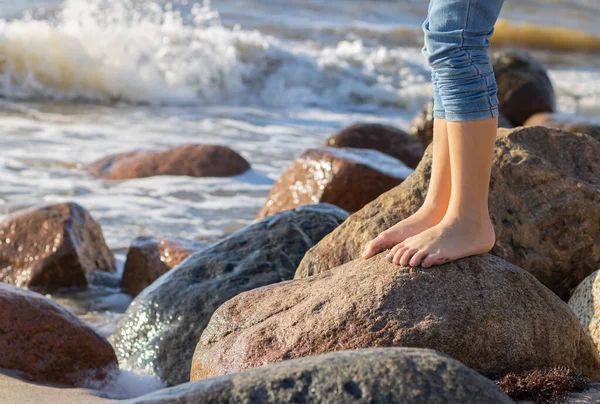 Kid Nackte Füße Jeans Stehen Auf Einem Felsen Der Nähe — Stockfoto