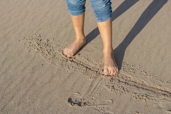 Kid Nackte Füße Jeans Strand — Stockfoto