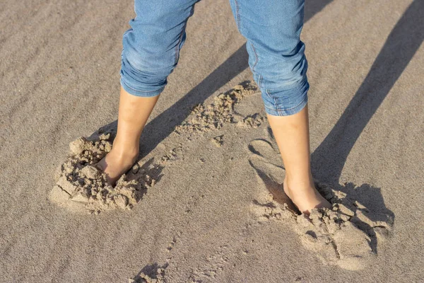 Kid Nackte Füße Stehen Sand Meer — Stockfoto