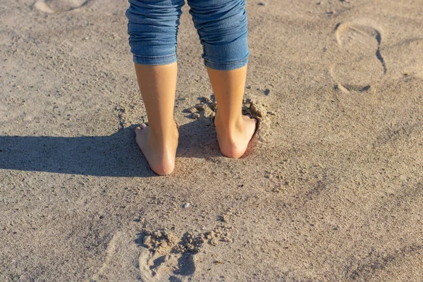 Kid Bare Feet Jeans Sandstrand Bei Sonnenuntergang — Stockfoto
