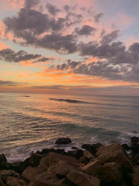 Sahilde gün doğumu 